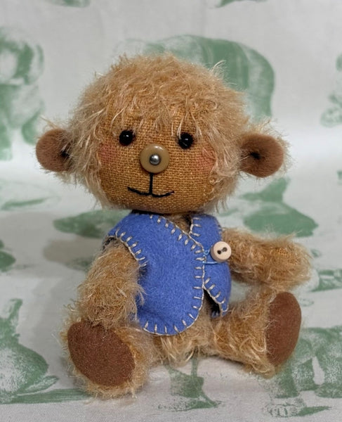 Georgie by Lynne Farmer - 11cm