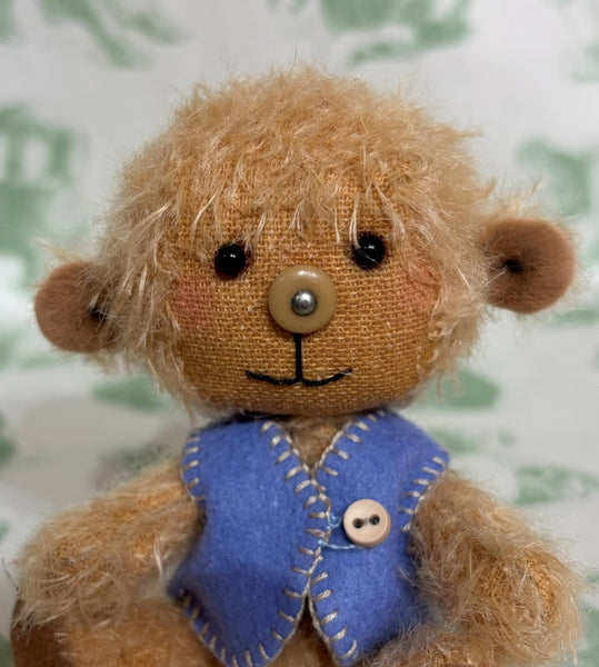 Georgie by Lynne Farmer - 11cm